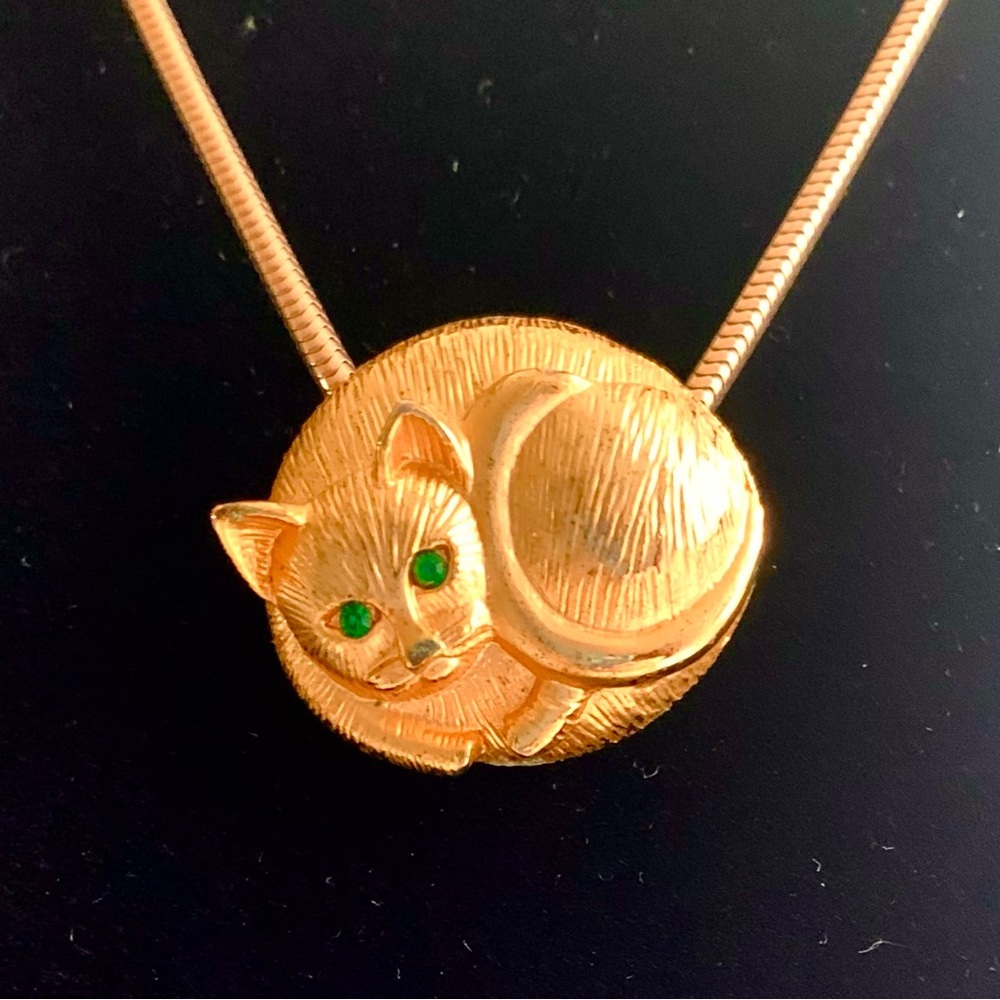 ☃️ 🎁 GREEN EYED KITTY VTG/NEW. BROOCH OR CHAIN. 1” detailed gold